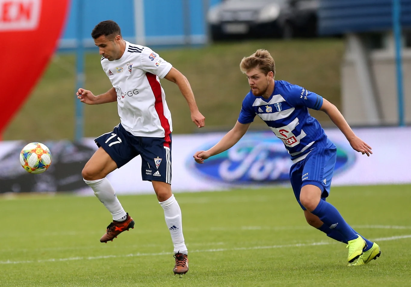 Piłkarz Wisły Płock Dominik Furman (P) i Igor Angulo (L) z Górnika Zabrze Piłkarz Wisły Płock Dominik Furman (P) i Igor Angulo (L) z Górnika Zabrze