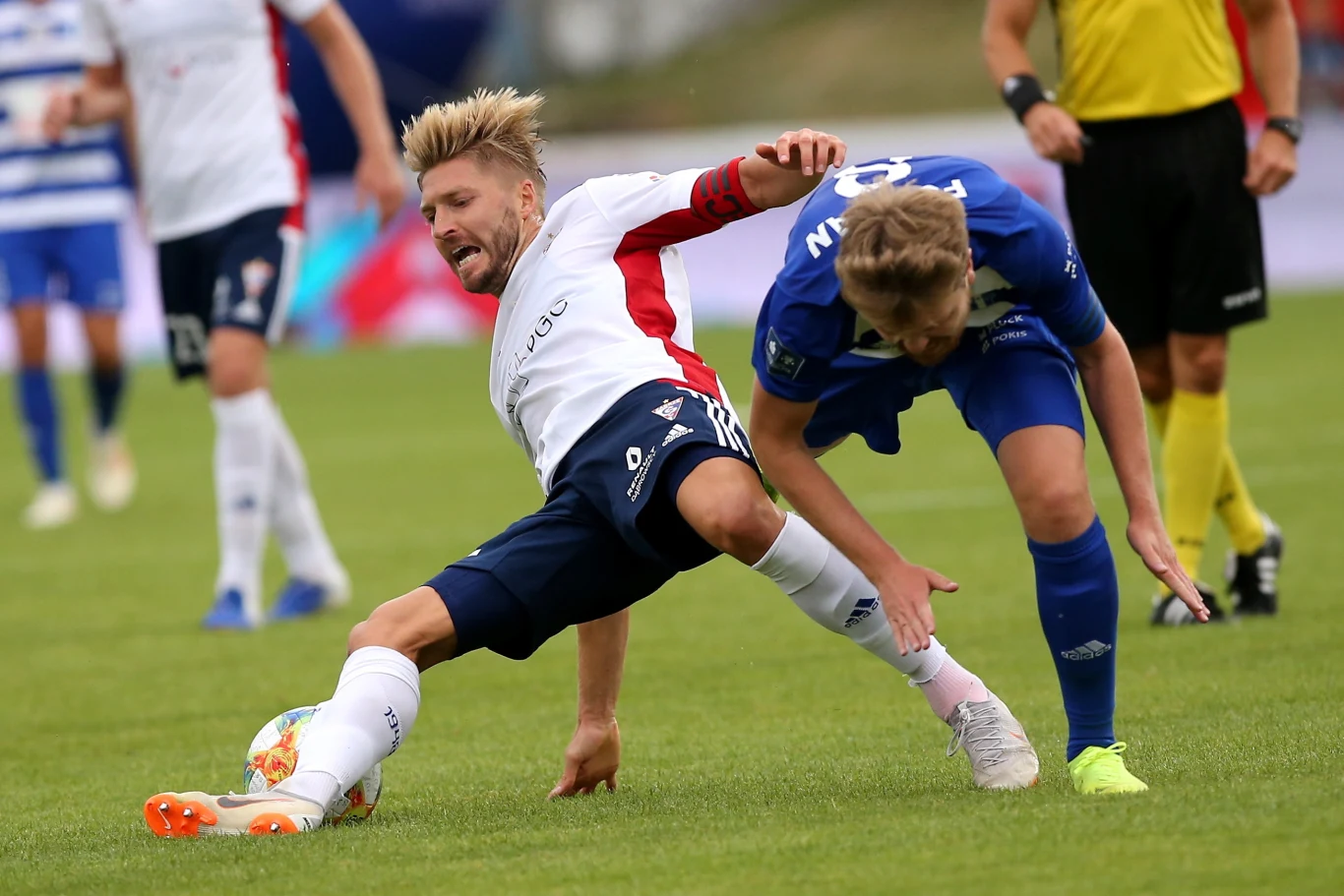 Piłkarz Wisły Płock Dominik Furman (P) i Szymon Matuszek (L) z Górnika Zabrze Piłkarz Wisły Płock Dominik Furman (P) i Szymon Matuszek (L) z Górnika Zabrze