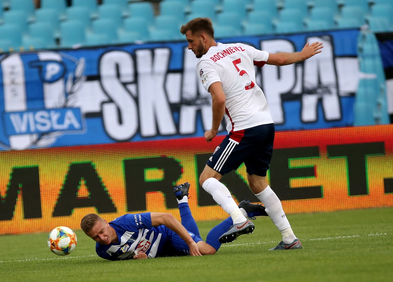 Piłkarz Wisły Płock Mateusz Szwoch (L) i Paweł Bochniewicz (P) z Górnika Zabrze Piłkarz Wisły Płock Mateusz Szwoch (L) i Paweł Bochniewicz (P) z Górnika Zabrze