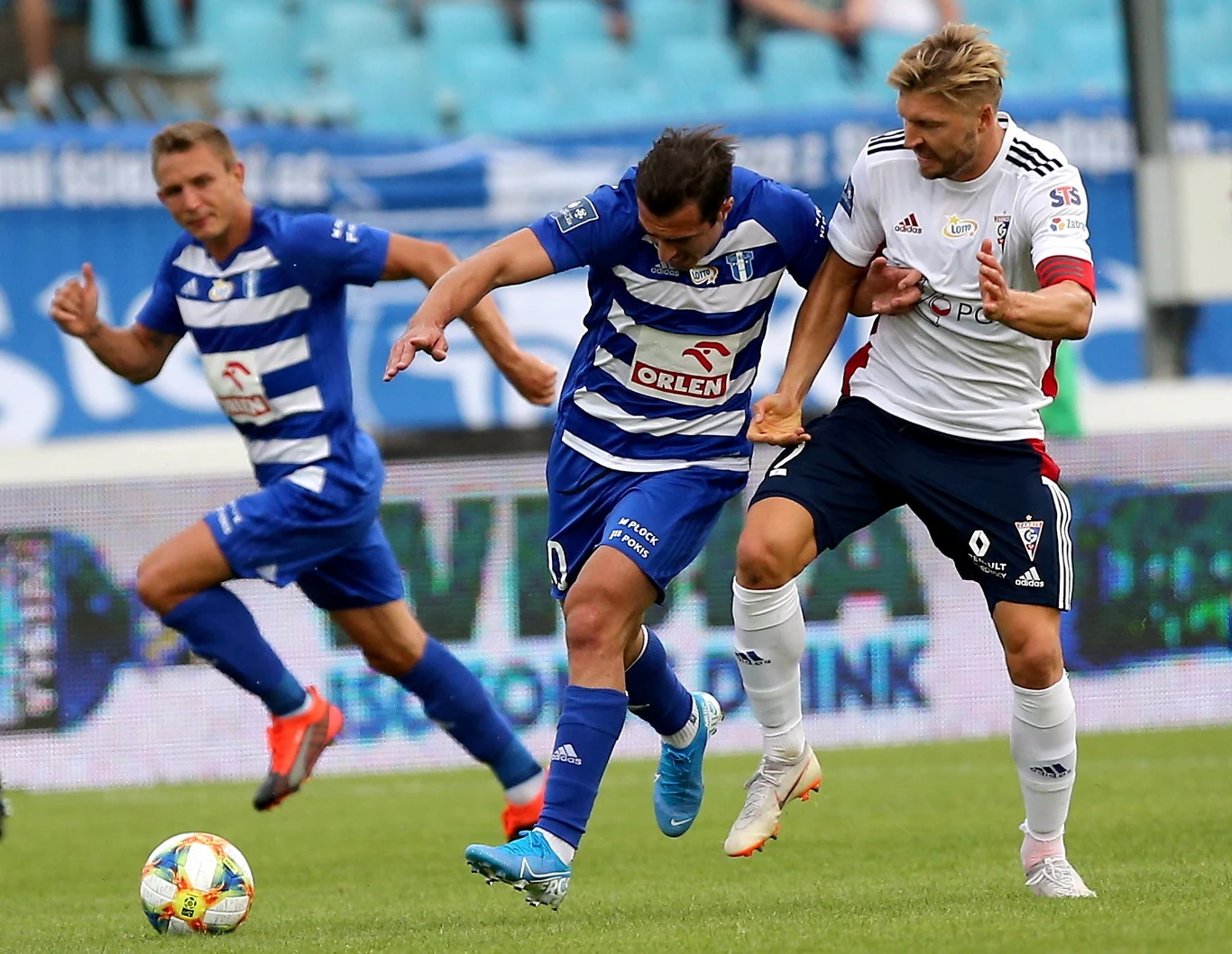 Piłkarze Wisły Płock Jakub Rzeźniczak (L) i Giorgi Merebaszwili (C) oraz Szymon Matuszek (P) z Górnika Zabrze Piłkarze Wisły Płock Jakub Rzeźniczak (L) i Giorgi Merebaszwili (C) oraz Szymon Matuszek (P) z Górnika Zabrze