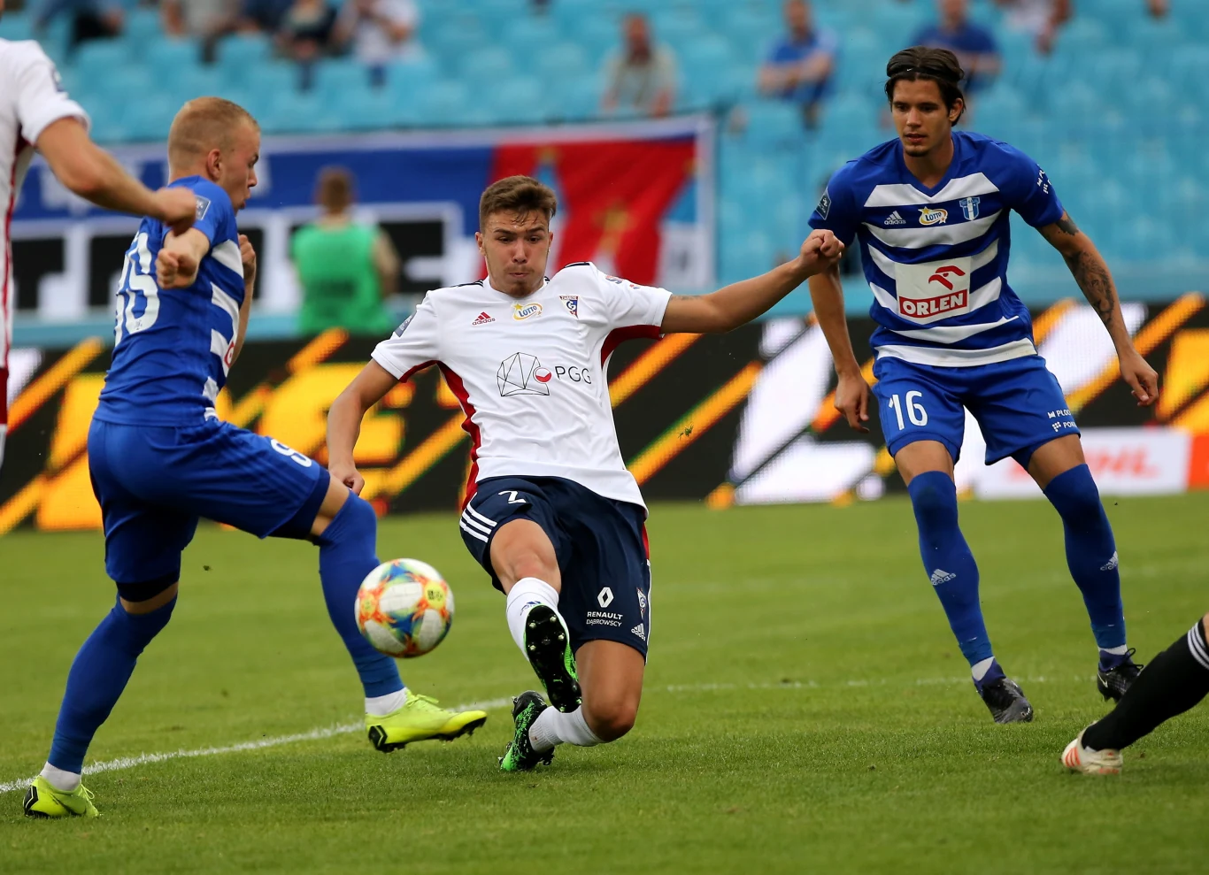 Piłkarze Wisły Płock Olaf Nowak (L) i Oskar Zawada (P) oraz Przemysław Wiśniewski (C) z Górnika Zabrze Piłkarze Wisły Płock Olaf Nowak (L) i Oskar Zawada (P) oraz Przemysław Wiśniewski (C) z Górnika Zabrze