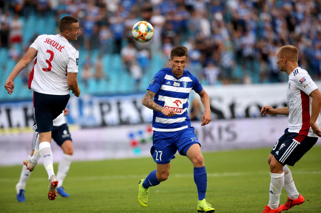 Piłkarz Wisły Płock Alen Stevanović (C) oraz Boris Sekulić (L) i Kamil Zapolnik (P) z Górnika Zabrze Piłkarz Wisły Płock Alen Stevanović (C) oraz Boris Sekulić (L) i Kamil Zapolnik (P) z Górnika Zabrze