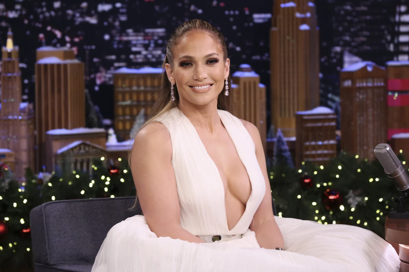 Łącznie w trakcie całej swojej kariery wokalistka zagrała w ponad 30 produkcjach, w tym w takich filmach jak "Co z oczu, to z serca", "Pokojówka na Manhattanie", "Gigli", "Sposób na teściową", "Cela" i "Teraz albo nigdy". W tym roku do kin trafi kolejna produkcja z Lopez w roli głównej – "Hustlers" – gdzie piosenkarka zagra striptizerkę okradającą bogatych maklerów. 