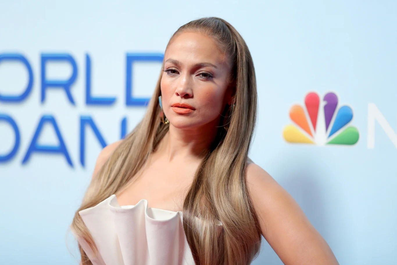 W 2018 roku magazyn "Time" uznał wokalistkę za jedną z najbardziej wpływowych osób na świecie. "Jennifer Lopez jest kultowym wykonawcą. Jako pierwsza latynoska aktorka zarobiła milion dolarów dzięki filmowi oraz jako pierwsza kobieta miała swój album i film na pierwszych miejscach list sprzedaży. Ponadto jest matką, aktywistką, projektantką, ikoną stylu, filantropką i producentem. Ma w sobie niezaprzeczalną siłę i jest mocnym przykładem - nie tylko dla kolorowych kobiet - ale dla każdego, kto poczuł się inny i dla każdego, kto dźwiga ciężar i przywilej bycia pierwszym" - argumentowano. 