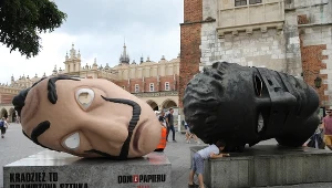 Reklama Netflixa i rzeźba Igora Mitoraja na Rynku Głównym w Krakowie