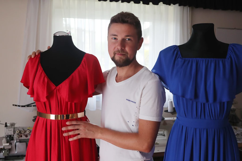 Z jego usług korzysta też córka pary prezydenckiej, Kinga Duda. To ona jako pierwsza oglądała kreacje młodego projektanta i doradziła mamie, by skorzystała z jego usług. W wywiadzie dla portalu INN Poland projektant zdradził, że wszystkie kolekcje projektuje i szyje samodzielnie, nie zatrudnia nikogo do pomocy i osobiście czuwa nad tym, by każdy element był bliski perfekcji. 