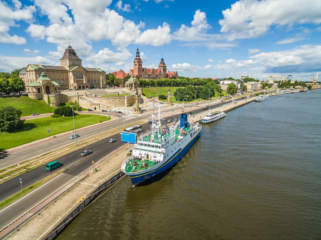 Wały Chrobrego to wizytówka Szczecina. W rzeczywistości jest to taras widokowy o długości 500 metrów położony nad Odrą, w centrum miasta. Spacer wałami to jednak nie tylko sposób, aby relaksować się nad wodą, ale także okazja, by zobaczyć największe atrakcje turystyczne miasta: Wyższą Szkołę Morską, Muzeum Narodowe i Teatr Współczesny oraz Urząd Wojewódzki – wszystkie one bowiem usytuowane są wzdłuż rzeki. Wały powstały na przełomie XIX i XX wieku. Od lat 80. figurują w rejestrze zabytków. Wały Chrobrego to wizytówka Szczecina. W rzeczywistości jest to taras widokowy o długości 500 metrów położony nad Odrą, w centrum miasta. Spacer wałami to jednak nie tylko sposób, aby relaksować się nad wodą, ale także okazja, by zobaczyć największe atrakcje turystyczne miasta: Wyższą Szkołę Morską, Muzeum Narodowe i Teatr Współczesny oraz Urząd Wojewódzki – wszystkie one bowiem usytuowane są wzdłuż rzeki. Wały powstały na przełomie XIX i XX wieku. Od lat 80. figurują w rejestrze zabytków.