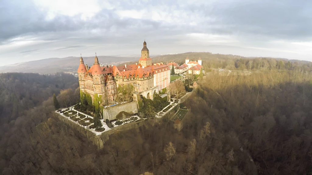 Zamek Książ w Wałbrzychu – trzeci, co do wielkości zamek w Polsce został wybudowany pod koniec XIII wieku. Przez lata swojego istnienia zamek znajdował się w posiadaniu najróżniejszych właścicieli – jego barwną historię poznamy podczas zwiedzania. Turystów zwykle najbardziej ekscytuje opowieść o Hitlerze, który podczas II wojny światowej postanowił urządzić tu swoją siedzibę. Prace były prowadzone z takim rozmachem, że historycy przypuszczają, że Fuhrer chciał się w Książu schronić nie tylko przed atakami myśliwców, ale także – przed bronią atomową. Pamiątką po tych czasach jest sieć podziemnych korytarzy i sal, które mogą zwiedzać turyści. Zamek Książ w Wałbrzychu – trzeci, co do wielkości zamek w Polsce został wybudowany pod koniec XIII wieku. Przez lata swojego istnienia zamek znajdował się w posiadaniu najróżniejszych właścicieli – jego barwną historię poznamy podczas zwiedzania. Turystów zwykle najbardziej ekscytuje opowieść o Hitlerze, który podczas II wojny światowej postanowił urządzić tu swoją siedzibę. Prace były prowadzone z takim rozmachem, że historycy przypuszczają, że Fuhrer chciał się w Książu schronić nie tylko przed atakami myśliwców, ale także – przed bronią atomową. Pamiątką po tych czasach jest sieć podziemnych korytarzy i sal, które mogą zwiedzać turyści.