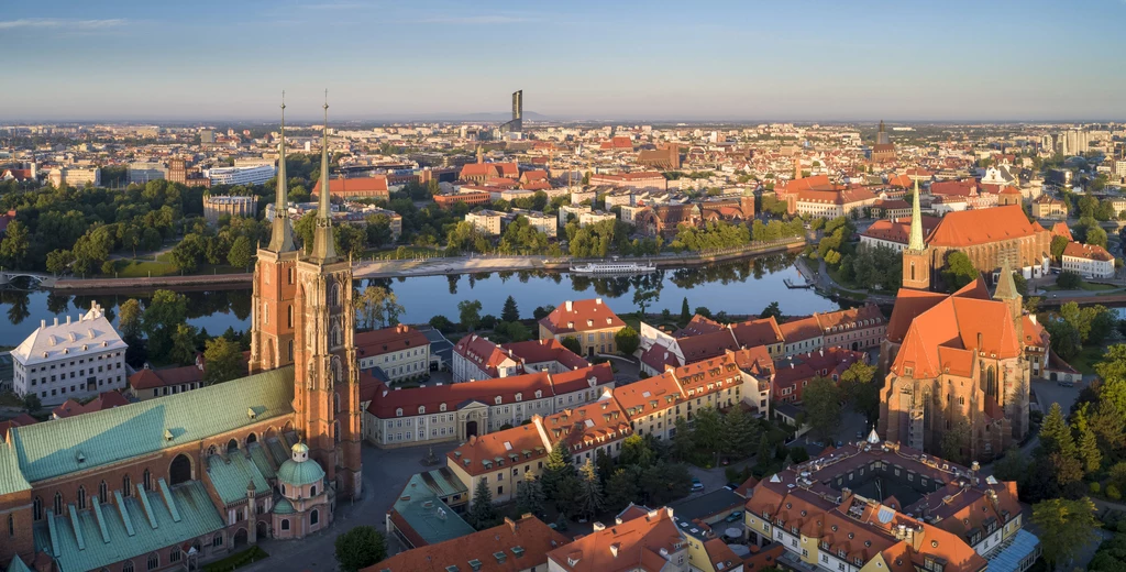Ostrów Tumski – najstarsza, zabytkowa część Wrocławia, siedziba pierwszych Piastów. Turyści chętnie spacerują po Ostrowie z uwagi na jego urok i romantyczny klimat – licznie odwiedzana jest Archikatedra św. Jana Chrzciciela z dwiema strzelistymi wieżami, które widać z każdego niemal punktu Wrocławia. Spacerujący tu zakochani obowiązkowo przypinają kłódkę z inicjałami na Moście Tumskim. Ostrów Tumski – najstarsza, zabytkowa część Wrocławia, siedziba pierwszych Piastów. Turyści chętnie spacerują po Ostrowie z uwagi na jego urok i romantyczny klimat – licznie odwiedzana jest Archikatedra św. Jana Chrzciciela z dwiema strzelistymi wieżami, które widać z każdego niemal punktu Wrocławia. Spacerujący tu zakochani obowiązkowo przypinają kłódkę z inicjałami na Moście Tumskim.