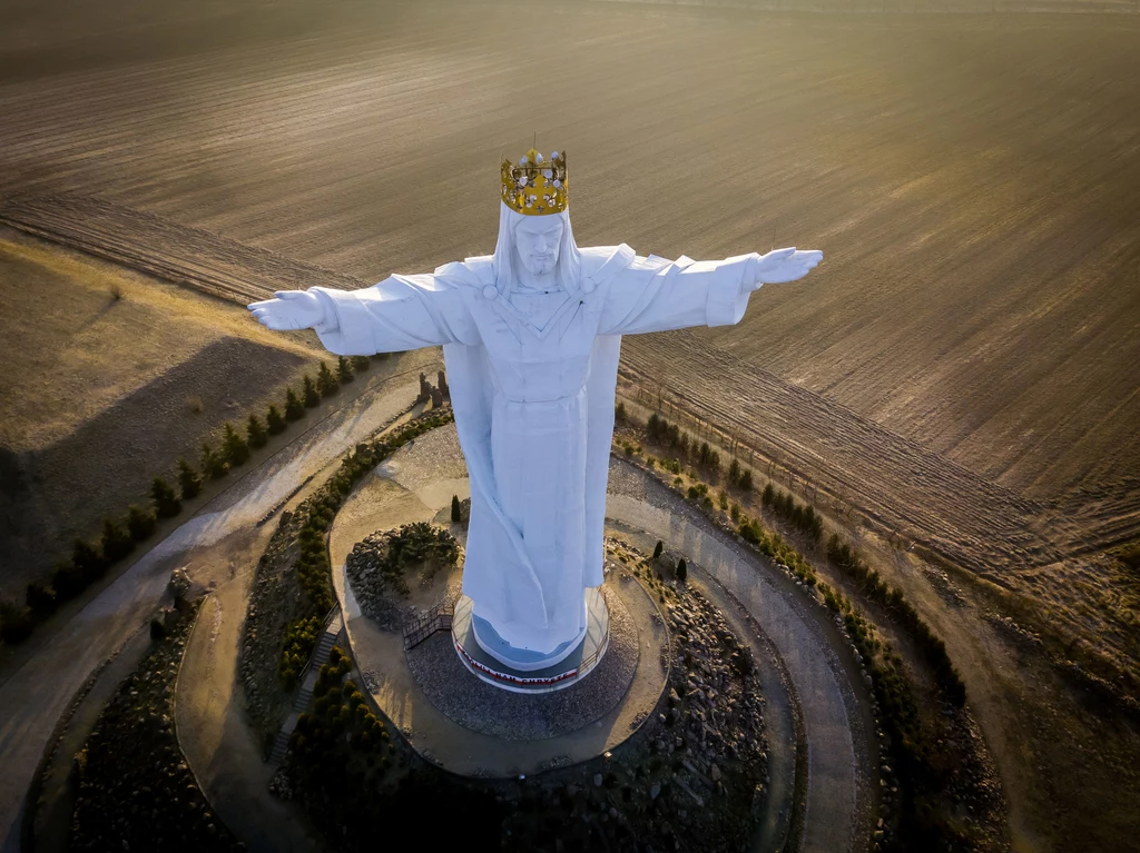 Figura Jezusa Chrystusa Króla Wszechświata zbudowana w Świebodzinie w 2010 roku. Rzeźba inspirowana jest pomnikiem Chrystusa Odkupiciela w Rio de Janeiro. Całkowita wysokość pomnika wynosi 36 metrów, co czyni go najwyższym pomnikiem Chrystusa na świecie. Statua w Świebodzinie jest o 3 metry wyższa od brazylijskiego oryginału. Figura Jezusa Chrystusa Króla Wszechświata zbudowana w Świebodzinie w 2010 roku. Rzeźba inspirowana jest pomnikiem Chrystusa Odkupiciela w Rio de Janeiro. Całkowita wysokość pomnika wynosi 36 metrów, co czyni go najwyższym pomnikiem Chrystusa na świecie. Statua w Świebodzinie jest o 3 metry wyższa od brazylijskiego oryginału.