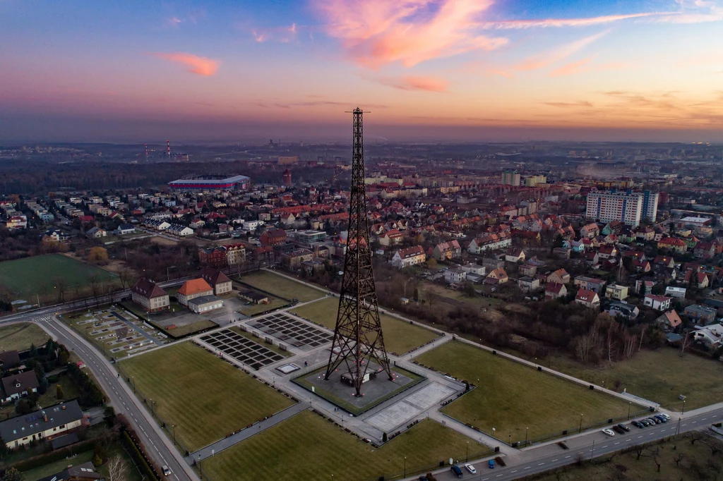 Radiostacja gliwicka, której najbardziej charakterystycznym elementem jest drewniany maszt nadawczy. Ma on 111 metrów i jest nie tylko najwyższą drewnianą konstrukcją w Europie, ale także najwyższą drewnianą wieżą nadawczą na świecie. Dziś część Muzeum Gliwickiego. 31 sierpnia 1939 roku o godzinie 20:00, żołnierze niemieccy dokonali tu tzw. prowokacji gliwickiej. Udając powstańców śląskich, weszli na teren, nadając wiadomość o treści: "Uwaga, tu Gliwice. Radiostacja znajduje się w polskich rękach…" (przed 1939 rokiem Gliwice znajdowały się w granicach Niemiec). Co prawda radiostacja nie działała i komunikat nie został nadany, ale dla Niemców była to okazja do odwetu i rozpoczęcia działań wojennych. Radiostacja gliwicka, której najbardziej charakterystycznym elementem jest drewniany maszt nadawczy. Ma on 111 metrów i jest nie tylko najwyższą drewnianą konstrukcją w Europie, ale także najwyższą drewnianą wieżą nadawczą na świecie. Dziś część Muzeum Gliwickiego. 31 sierpnia 1939 roku o godzinie 20:00, żołnierze niemieccy dokonali tu tzw. prowokacji gliwickiej. Udając powstańców śląskich, weszli na teren, nadając wiadomość o treści: "Uwaga, tu Gliwice. Radiostacja znajduje się w polskich rękach…" (przed 1939 rokiem Gliwice znajdowały się w granicach Niemiec). Co prawda radiostacja nie działała i komunikat nie został nadany, ale dla Niemców była to okazja do odwetu i rozpoczęcia działań wojennych.