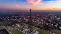 Radiostacja gliwicka, której najbardziej charakterystycznym elementem jest drewniany maszt nadawczy. Ma on 111 metrów i jest nie tylko najwyższą drewnianą konstrukcją w Europie, ale także najwyższą drewnianą wieżą nadawczą na świecie. Dziś część Muzeum Gliwickiego.
31 sierpnia 1939 roku o godzinie 20:00, żołnierze niemieccy dokonali tu tzw. prowokacji gliwickiej. Udając powstańców śląskich, weszli na teren, nadając wiadomość o treści: "Uwaga, tu Gliwice. Radiostacja znajduje się w polskich rękach…" (przed 1939 rokiem Gliwice znajdowały się w granicach Niemiec). Co prawda radiostacja nie działała i komunikat nie został nadany, ale dla Niemców była to okazja do odwetu i rozpoczęcia działań wojennych.