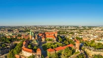 Wzgórze wawelskie - położone w centrum Krakowa, majestatycznie unoszące się nad tzw. zakolem Wisły. Pierwsze budowle powstały tu w X wieku, gdy Wawel stał się ważnym ośrodkiem w państwie pierwszych Wiślan. W czasach, gdy Kraków był stolicą Polski, Wawel stanowił główną rezydencję królów.

Zabytek wpisany na listę światowego dziedzictwa UNESCO, uznany także (razem z okolicznymi dzielnicami) za pomnik historii. Dziś jest to miejsce tłumnych wycieczek, które chętnie odwiedzają wawelskie krużganki, komnaty, katedrę z grobami królów Polski, smoczą jamę oraz ziejący ogniem pomnik smoka.