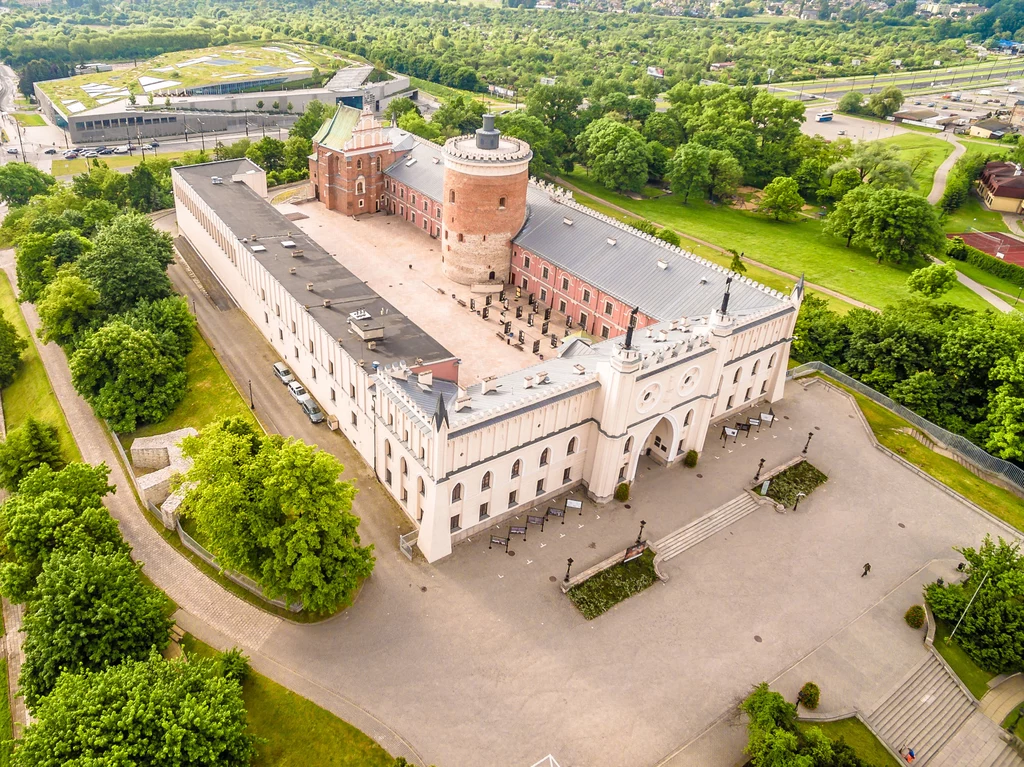 Zamek w Lublinie. Wybudowany w XII wieku, wielokrotnie rozbudowywany na przestrzeni kolejnych lat. Dzięki dogodnemu położeniu na trasie Kraków-Wilno był chętnie odwiedzany przez królów oraz ich gości. W latach 1831-1954 istniało tu więzienie - najpierw carskie (dla uczestników powstania styczniowego), potem polskie (dla wrogów państwa polskiego), potem hitlerowskie, w końcu więzienie UB. Dziś mieści się tu Muzeum Lubelskie, a kilka kroków od zamku położona jest przepiękna starówka. Zamek w Lublinie. Wybudowany w XII wieku, wielokrotnie rozbudowywany na przestrzeni kolejnych lat. Dzięki dogodnemu położeniu na trasie Kraków-Wilno był chętnie odwiedzany przez królów oraz ich gości. W latach 1831-1954 istniało tu więzienie - najpierw carskie (dla uczestników powstania styczniowego), potem polskie (dla wrogów państwa polskiego), potem hitlerowskie, w końcu więzienie UB. Dziś mieści się tu Muzeum Lubelskie, a kilka kroków od zamku położona jest przepiękna starówka.