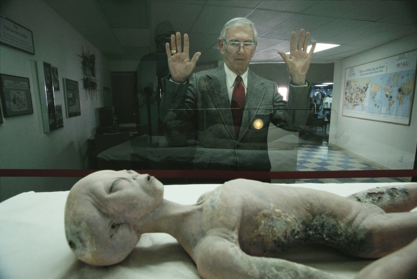 Badacz UFO, Glenn Dennis w muzeum Roswell przy reprodukcji ciała kosmity Badacz UFO, Glenn Dennis w muzeum Roswell przy reprodukcji ciała kosmity