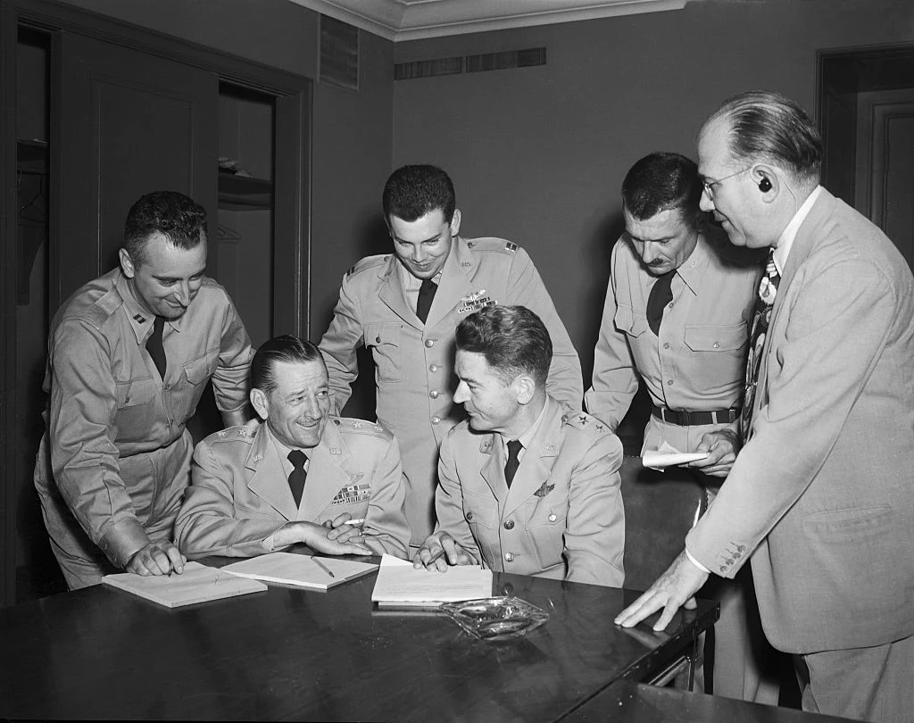 30 czerwca 1952. Oficerowie USAF podczas narady nad instalacją kamer mających uchwycić UFO. Trzeci od lewej - Edward Ruppelt