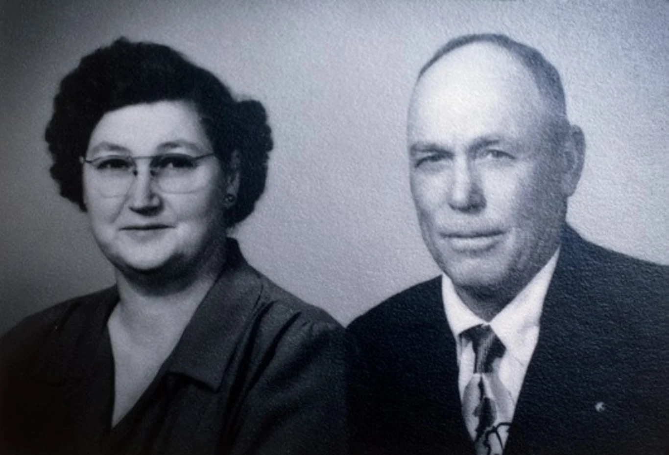 Farmer William W. 'Mac' Brazel z żoną. To on jako pierwszy odkrył w 1947 roku szczątki obiektu latającego w Roswell, który według władz miał być balonem pogodowym Farmer William W. 'Mac' Brazel z żoną. To on jako pierwszy odkrył w 1947 roku szczątki obiektu latającego w Roswell, który według władz miał być balonem pogodowym