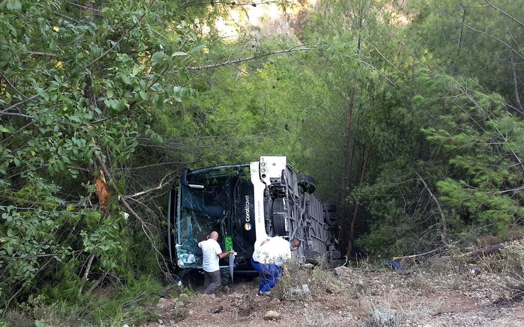 Kierowca stracił panowanie nad pojazdem i autokar stoczył się z 20-metrowej skarpy Kierowca stracił panowanie nad pojazdem i autokar stoczył się z 20-metrowej skarpy