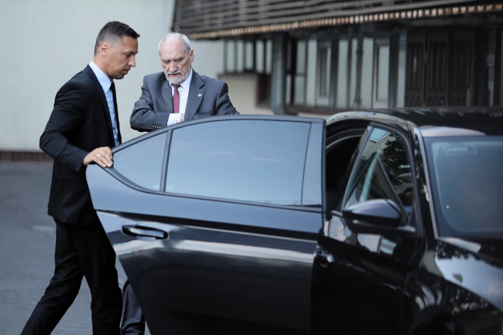 Poseł PiS Antoni Macierewicz przed siedzibą partii przy ul. Nowogrodzkiej, gdzie 23.07. zebrał się Komitet Wykonawczy PiS Poseł PiS Antoni Macierewicz przed siedzibą partii przy ul. Nowogrodzkiej, gdzie 23.07. zebrał się Komitet Wykonawczy PiS