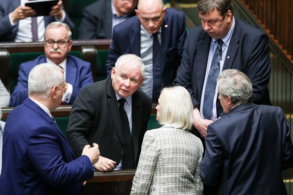 Jarosław Kaczyński w otoczeniu posłów PiS Jarosław Kaczyński w otoczeniu posłów PiS