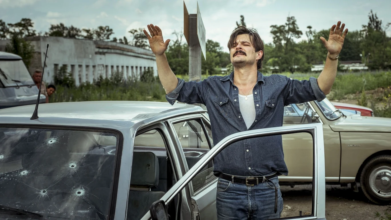 "Nie chcieliśmy tworzyć dosłownej biografii Najmrodzkiego. Odbiliśmy się od najciekawszych faktów z jego życia, dodając wydarzenia, które ubarwiły filmową rzeczywistość" - dodaje.