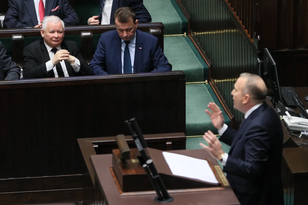 Na czele rankingu nieufności są szefowie: PO Grzegorz Schetyna (przy mównicy) i PiS Jarosław Kaczyński (w lawach sejmowych po lewej). Na czele rankingu nieufności są szefowie: PO Grzegorz Schetyna (przy mównicy) i PiS Jarosław Kaczyński (w lawach sejmowych po lewej).