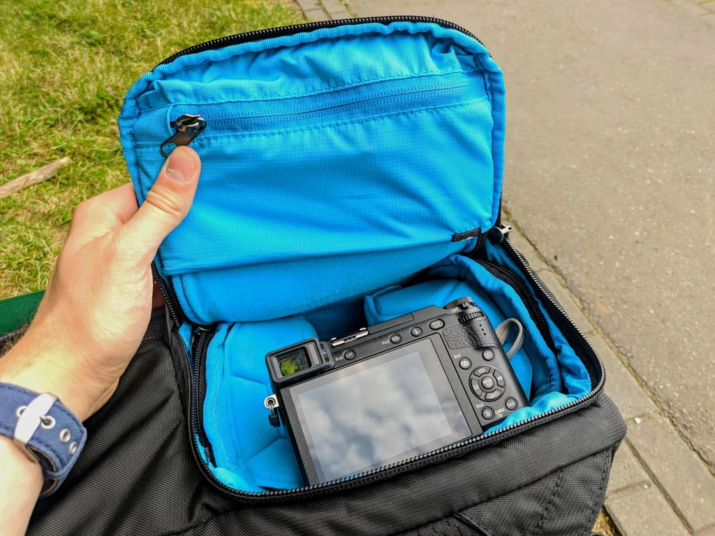 Komora na aparat fotograficzny. Jeden z największych plusów modelu EnRoute Camera BackPack