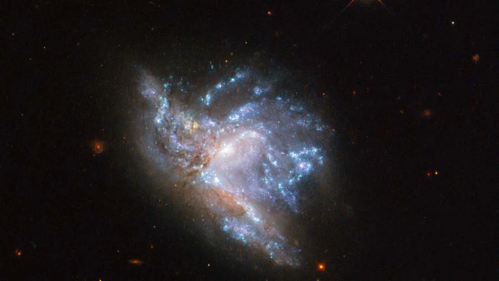 Łącząca się galaktyka NGC 6052