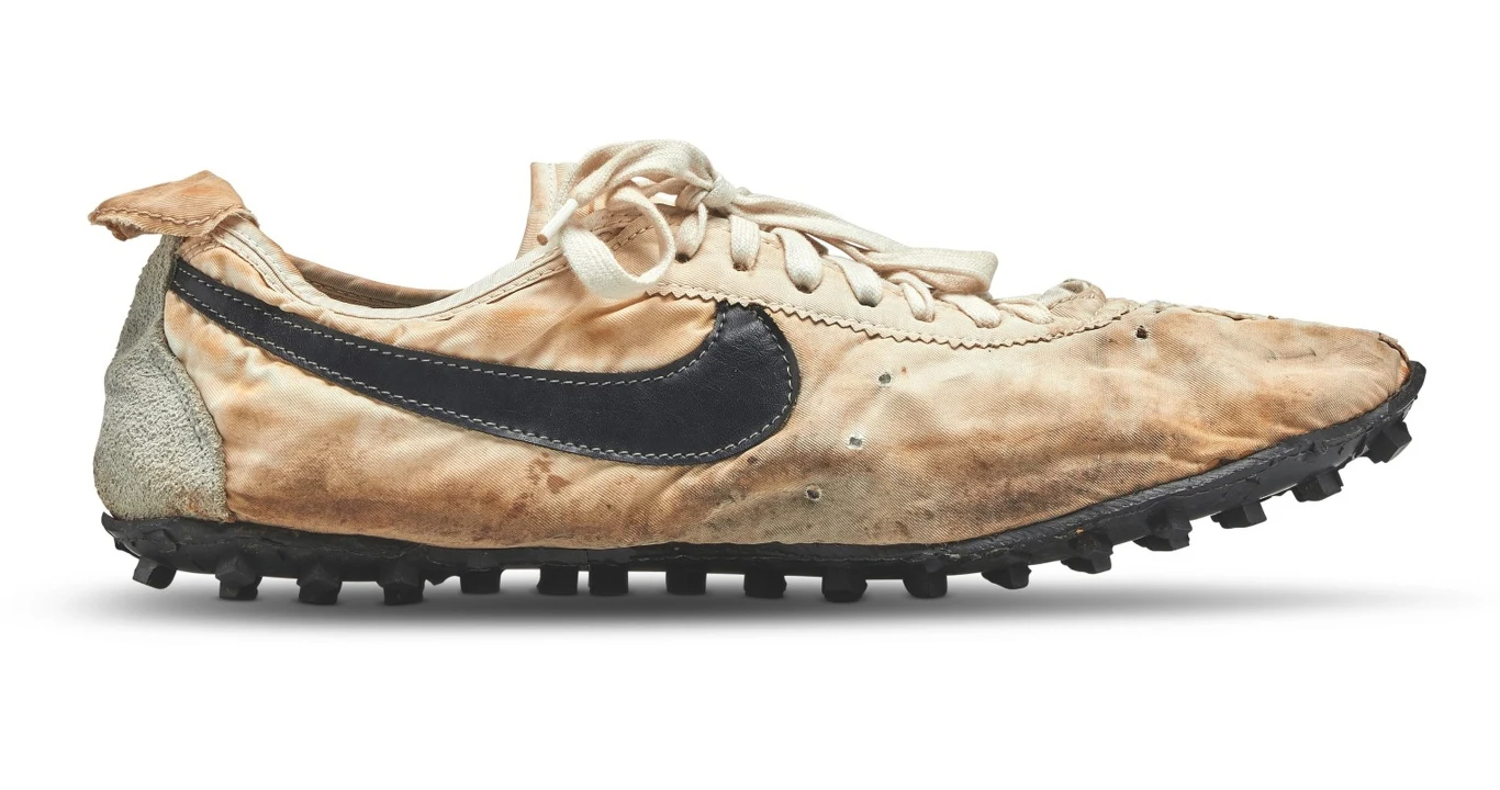 "Moon Shoe" był pierwotnie częścią pakietu 100 par, oferowanego w internetowej sprzedaży Sotheby's we współpracy ze specjalistyczną witryną Stadium Goods, ale Miles Nadal nabył pozostałe 99 w zeszłym tygodniu, za 850 tys. dolarów. To również rekord za kolekcję "trampek".