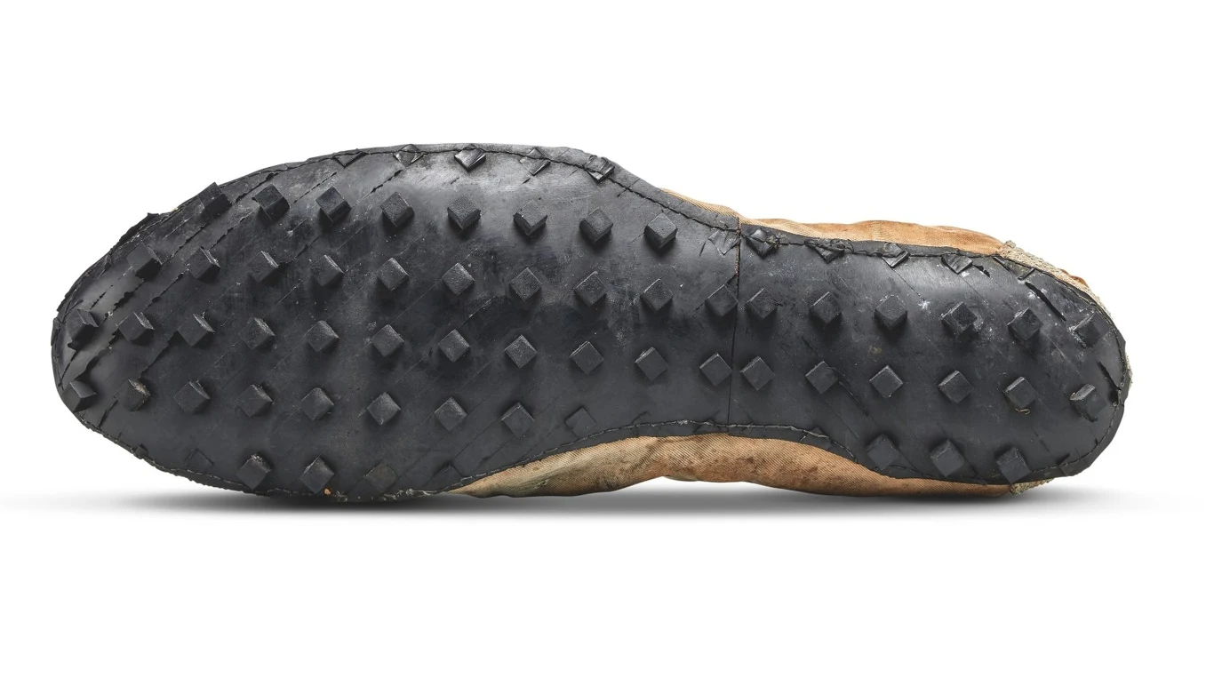 Nabywcą "Moon Shoe" jest 61-letni kanadyjski przedsiębiorca Miles Nadal, który planuje wystawić tę parę w swoim prywatnym muzeum w Toronto - jak wynika z oświadczenia wydanego we wtorek przez Sotheby's.