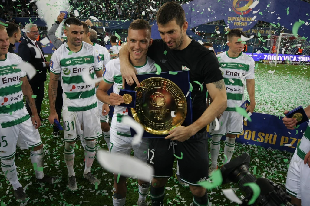 Lechia sezon rozpoczęła od wygranej w Superpucharze. Na zdjęciu dwaj bohaterowie tamtego meczu - Lukasz Haraslin i Duszan Kuciak Lechia sezon rozpoczęła od wygranej w Superpucharze. Na zdjęciu dwaj bohaterowie tamtego meczu - Lukasz Haraslin i Duszan Kuciak