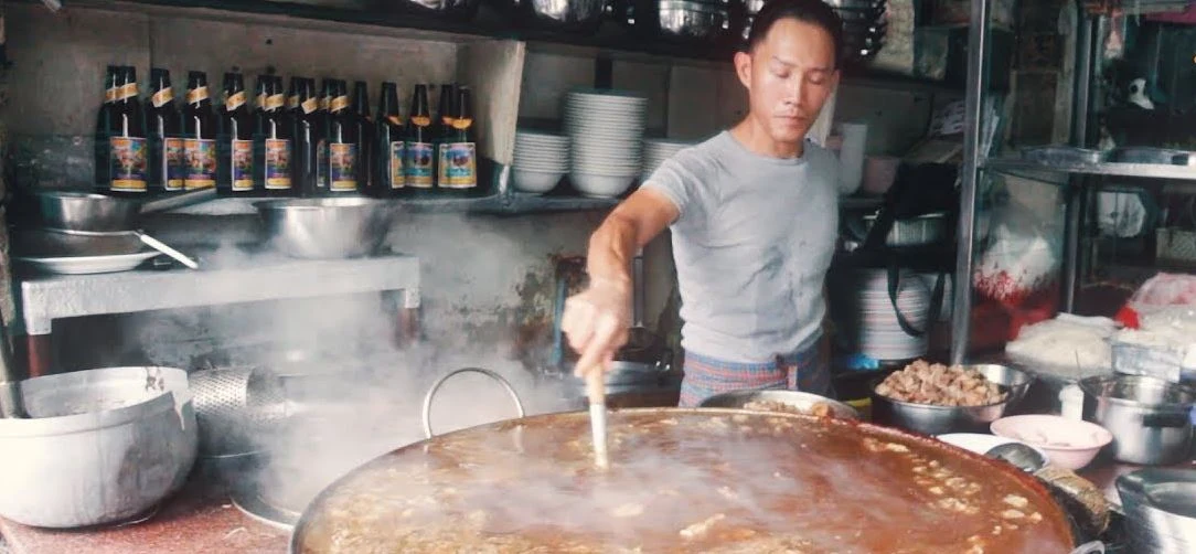 Nattapong Kaweenuntawong przy swojej czterdziestopięcioletniej zupie Nattapong Kaweenuntawong przy swojej czterdziestopięcioletniej zupie