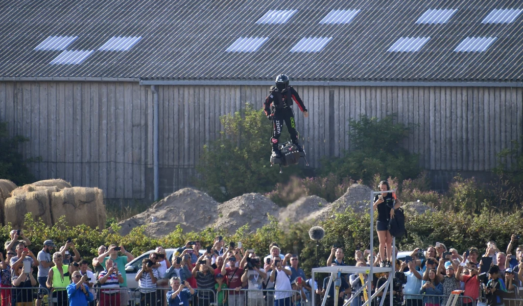 Franky Zapata wystartował z plaży w gminie Sangatte w północno-wschodniej Francji o godz. 9.06. Franky Zapata wystartował z plaży w gminie Sangatte w północno-wschodniej Francji o godz. 9.06.