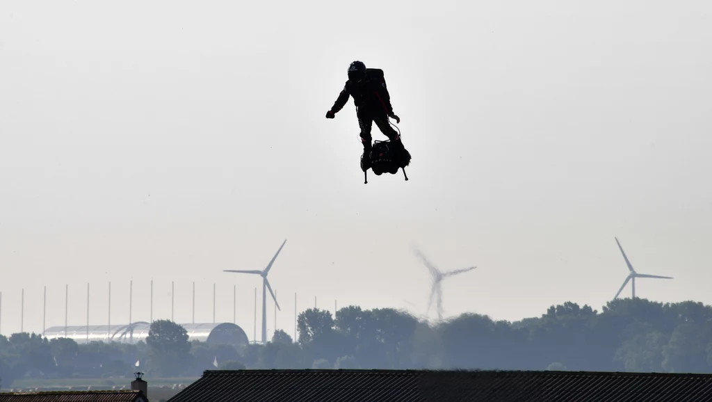 Początkowo flyboard leciał z prędkością 140 km na godzinę, na wysokości od 15 do 20 metrów nad powierzchnią morza. Początkowo flyboard leciał z prędkością 140 km na godzinę, na wysokości od 15 do 20 metrów nad powierzchnią morza.