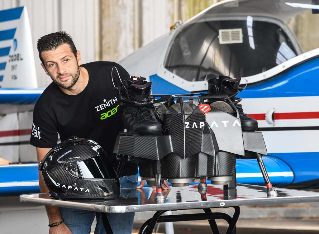Zapata wzbudził zaciekawienie na całym świecie, gdy jako "latający żołnierz" frunął na flyboardzie nad Paryżem podczas defilady wojskowej zorganizowanej 14 lipca z okazji francuskiego święta narodowego. Zapata wzbudził zaciekawienie na całym świecie, gdy jako "latający żołnierz" frunął na flyboardzie nad Paryżem podczas defilady wojskowej zorganizowanej 14 lipca z okazji francuskiego święta narodowego.