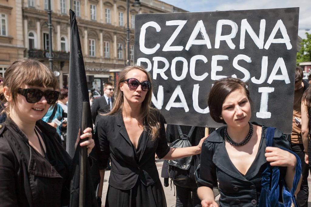 "Czarna procesja nauki" - protest przeciwko polityce Ministerstwa Nauki i Szkolnictwa Wyższego, 2015 r. "Czarna procesja nauki" - protest przeciwko polityce Ministerstwa Nauki i Szkolnictwa Wyższego, 2015 r.