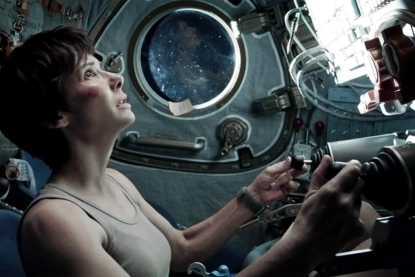 Na Oscara Bullock miała też szansę w 2013 roku, gdy wcieliła się w astronautkę w "Grawitacji" Alfonso Cuarona. Wówczas musiała jednak uznać wyższość Cate Blanchett, docenionej za rolę w "Blue Jasmine" Woody'ego Allena. W "Grawitacji" Bullock wcielała się w dr Ryan Stone, błyskotliwego inżyniera medycznego, ale też matkę, której dziecko zmarło na skutek nieszczęśliwego wypadku. By zapomnieć o wciąż świeżym bólu, dr Stone zgadza się polecieć w misję na wahadłowcu "Explorer" w towarzystwie doświadczonego astronauty Matta Kowalsky'ego (George Clooney). Niestety, spacer kosmiczny, podczas którego dwoje astronautów miało wykonać rutynowe zadania, kończy się tragicznie: szczątki zniszczonego na skutek eksplozji satelity niszczą wahadłowiec, a dwójka naszych bohaterów traci kontakt z Ziemią. Oboje dryfują w przestrzeni kosmicznej, wciąż jeszcze żywi dzięki skafandrom - i czekają na koniec, który nastąpi z chwilą, kiedy wyczerpią się im zapasy tlenu...