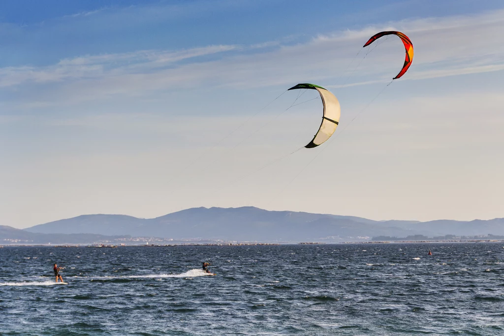 Kitesurfing nie jest sportem najtańszym. Za godzinę wypożyczenia sprzętu trzeba zapłacić ok. 60 zł