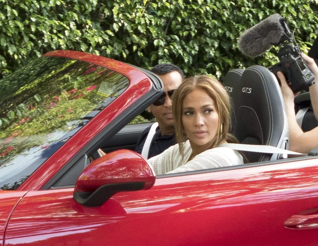 Jennifer Lopez i Alex Rodriguez w swoim nowym samochodzie Jennifer Lopez i Alex Rodriguez w swoim nowym samochodzie