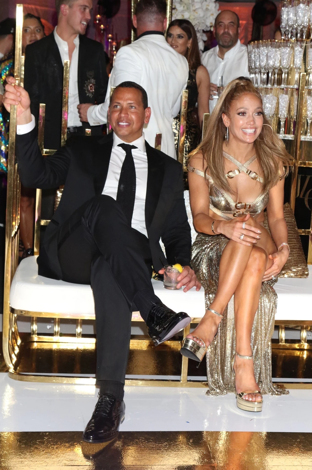 Jennifer Lopez postawiła na złoty total look, fot. Rex Features/East News