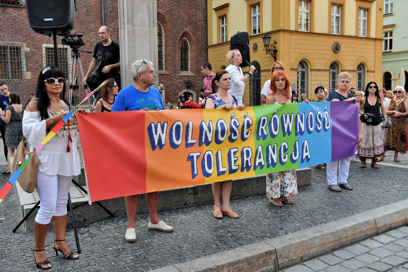 Policja ustaliła już 104 osoby, które brały udział w sobotnich burdach w Białymstoku. 77 z nich trafiło w ręce policjantów (na zdjęciu uczestnicy wrocławskiej pikiety solidarnościowej z Białymstokiem).