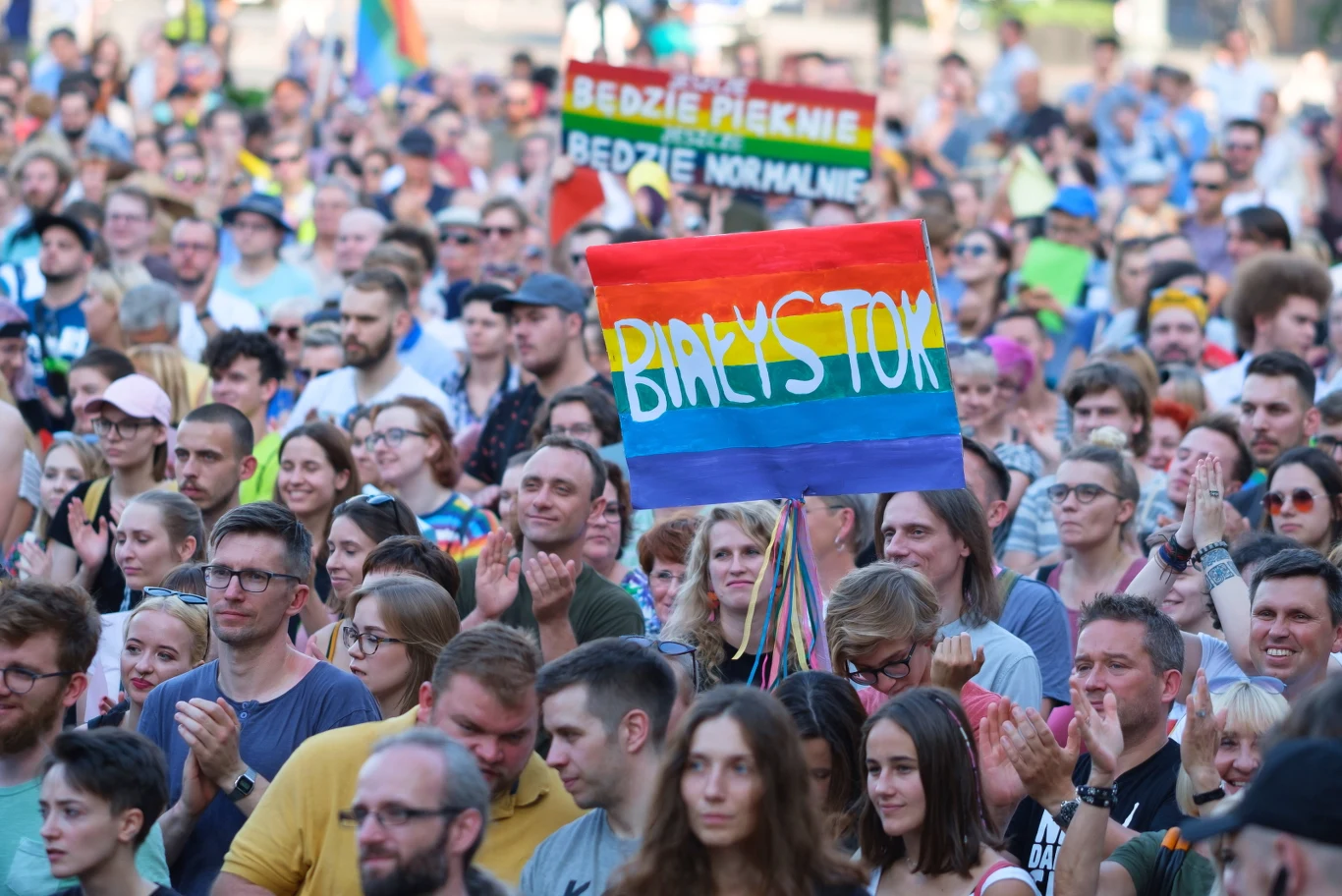 W Poznaniu ludzie także wyszli na ulice, by wyrazić solidarność z miastem.