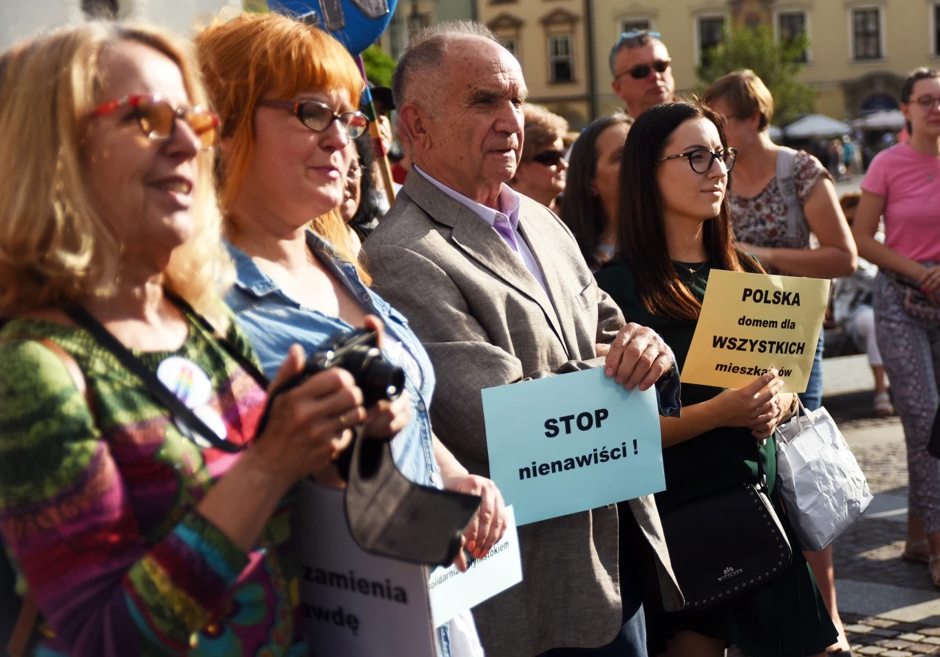 Gen. insp. Jarosław Szymczyk, na pytanie, czy policja jest przygotowana na to, że sytuacja z pierwszego Marszu Równości może się powtórzyć, odpowiedział, że funkcjonariusze zawsze są przygotowani na ochronę każdego legalnego zgromadzenia i robią wszystko, żeby zapewnić bezpieczeństwo uczestnikom. (na zdj. uczestnicy krakowskiej pikiety solidarnościowej).