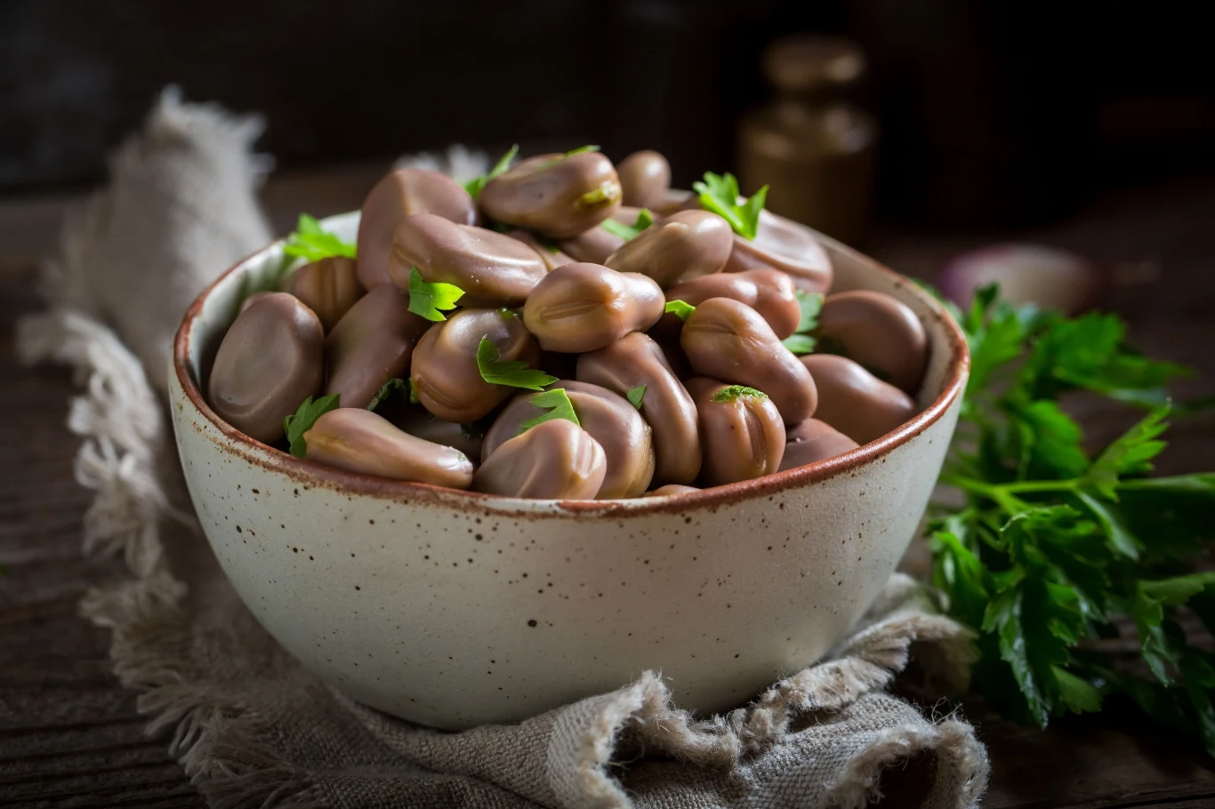 Gotowany bób dla wielu osób to synonim lata i zarazem ulubiona przekąska. Gotowany bób dla wielu osób to synonim lata i zarazem ulubiona przekąska.