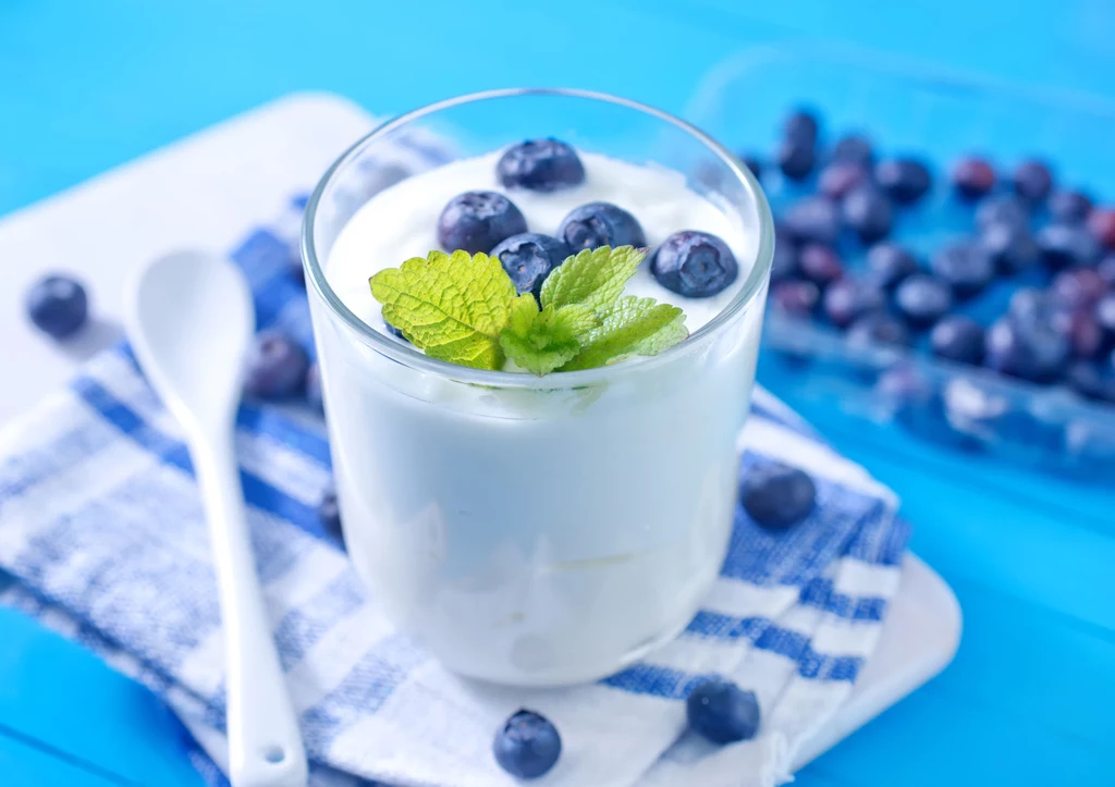 W jogurtach owocowych jest mnóstwo cukru i innych dodatków. Lepiej kup naturalny i dodaj owoce lub dżem własnej roboty