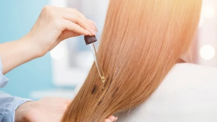Olej jojoba nałożony na końcówki zabezpieczy je przed niszczeniem i maksymalnie wygładzi