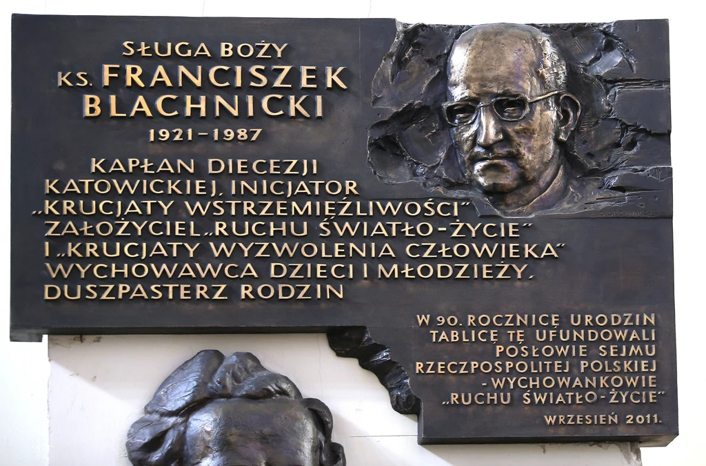 Ks. Blachnicki na tablicy pamiątkowej w archikatedrze Chrystusa Króla w Katowicach