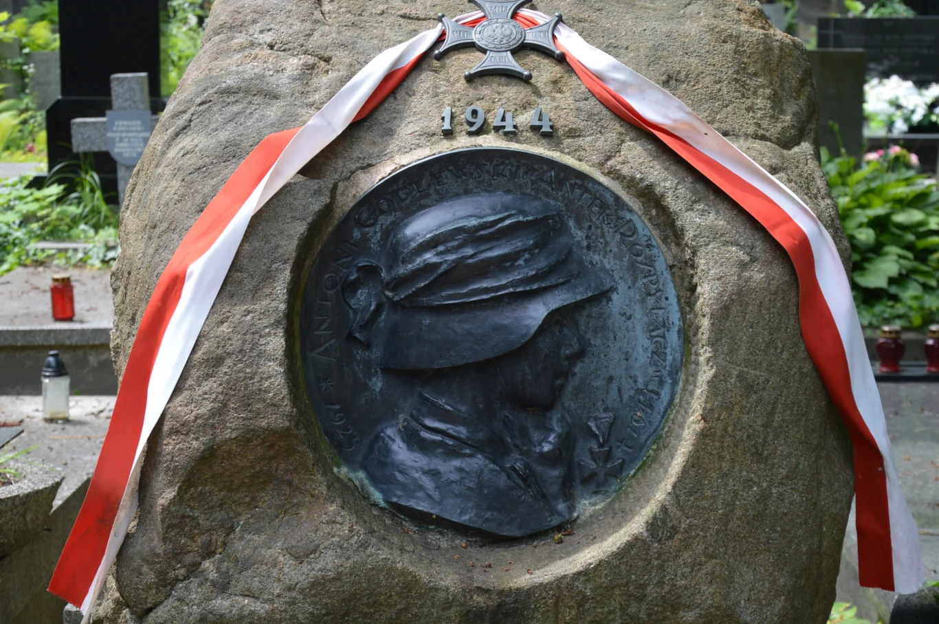 Wizerunek Antoniego Godlewskiego "Antka Rozpylacza" z nagrobka na Powązkach Wojskowych Wizerunek Antoniego Godlewskiego "Antka Rozpylacza" z nagrobka na Powązkach Wojskowych