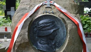 Wizerunek Antoniego Godlewskiego "Antka Rozpylacza" z nagrobka na Powązkach Wojskowych