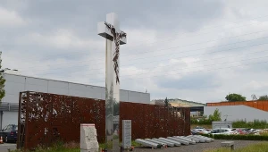 Upamiętnione miejsce jednej z największych masowych egzekucji na Woli, przy ulicy Górczewskiej